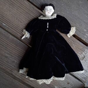 Nell Tudor 1977 Porcelain Doll White Face Black Velvet And Lace Dress